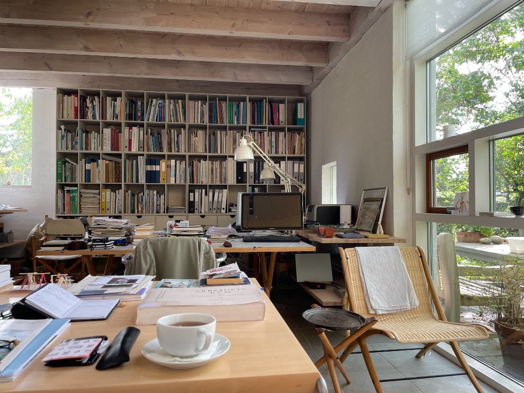 Arbejdsplads med tegneborde, bogreol og haveudsigt på Borgevej 37